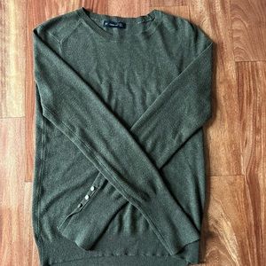 Zara knit hunter green sweater with gold buttons on sleeve.